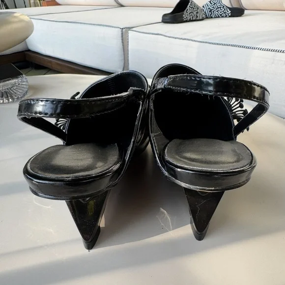 Adorable black patent leather 3D floral heels size 7 - Picture 8 of 8